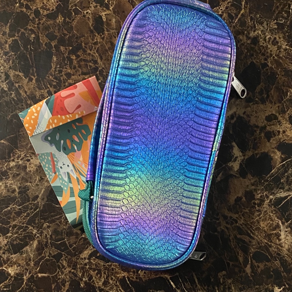 Holographic Iridescent Blue Pencil Case – ombu“Playing & Discovering” School